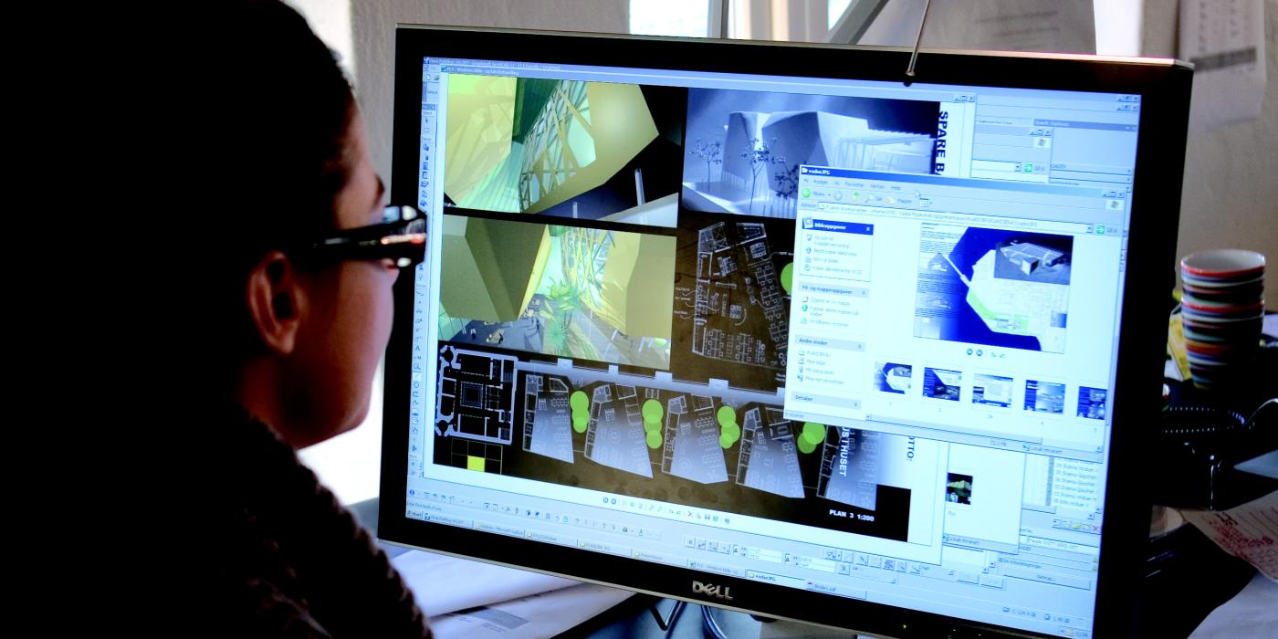 Student ser på dataskjerm med BIM-innhold
