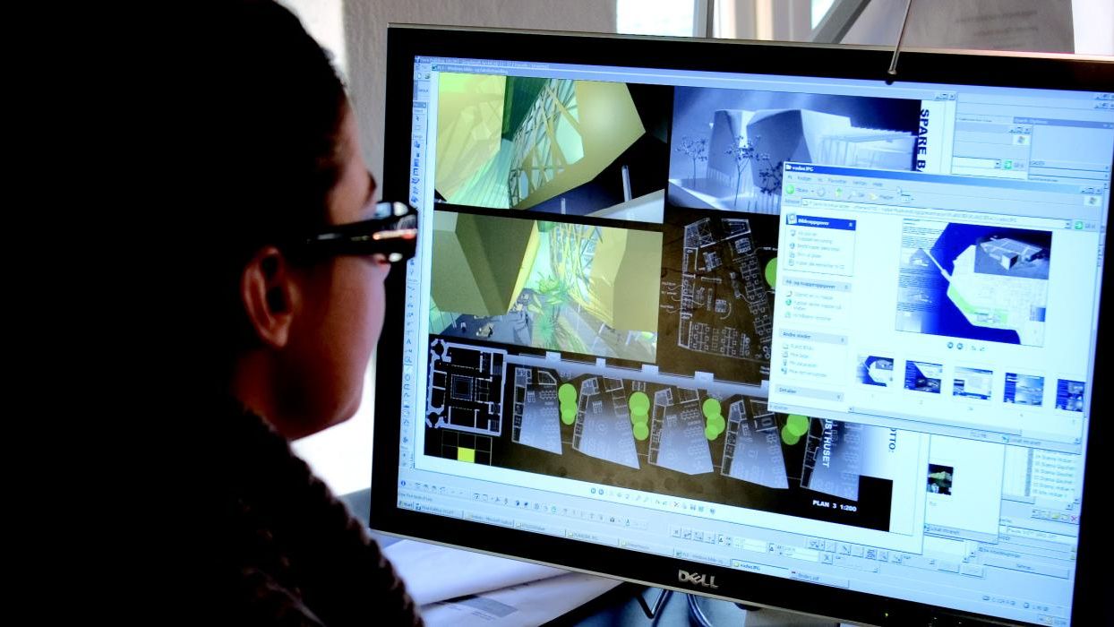 Student ser på dataskjerm med BIM-innhold