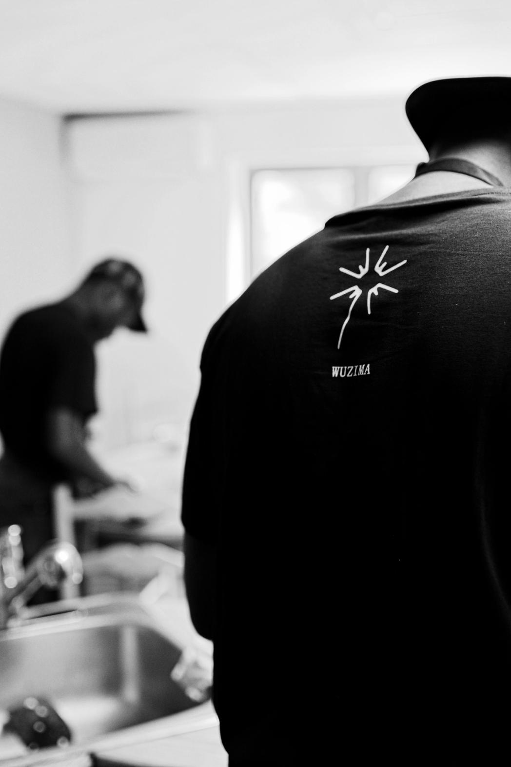 Un chef consulte un livre de recettes dans une cuisine de production.