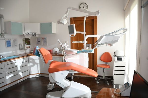 7 Semne că Trebuie să Mergi la Dentist