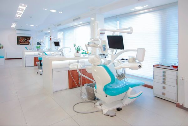 Frica de Dentist? Cum Te Ajutăm la AURA DENT