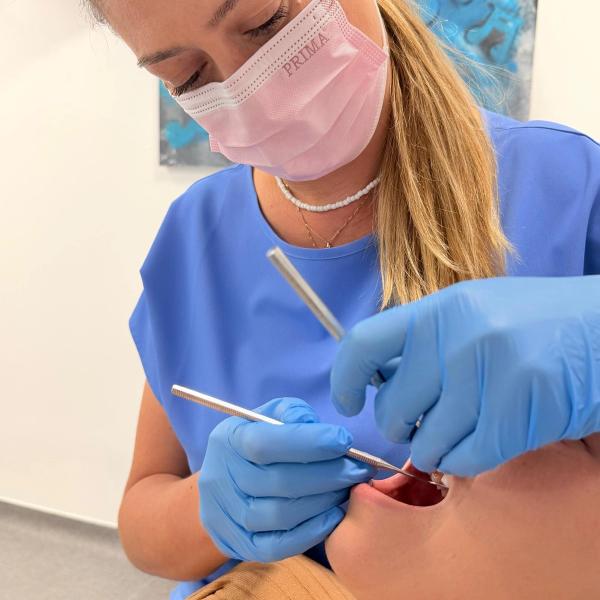 Medic în timpul unui tratament dentar