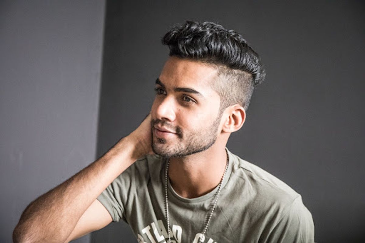 Hombre con corte de cabello estilo fade pompadour.