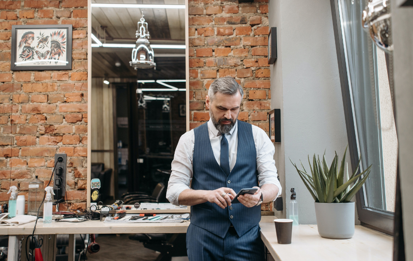 Principales formas en que los barberos desperdician tiempo (y se perjudican económicamente) cuando no están cortando cabello
