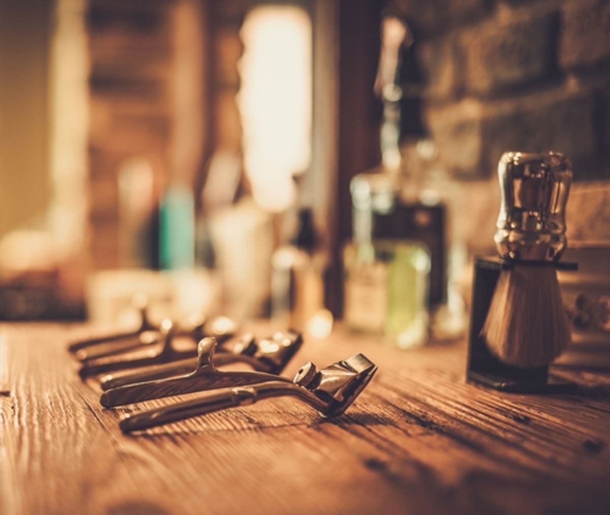 Antiguas herramientas de barbería sobre una mesa de madera.
