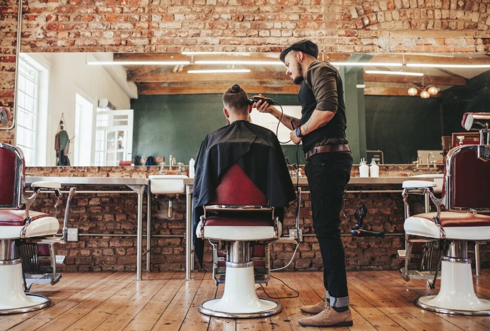 Cómo obtener una licencia de barbero