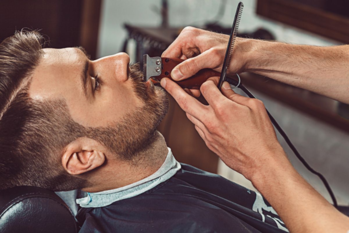 Recorte de barba en barbería moderna.