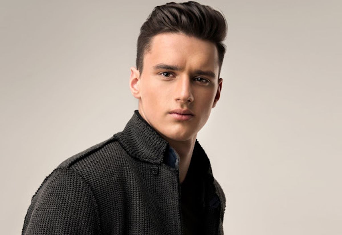 Hombre con corte de cabello quiff moderno.