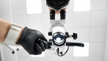 Opatrunek stomatologiczny z otwarciem zęba