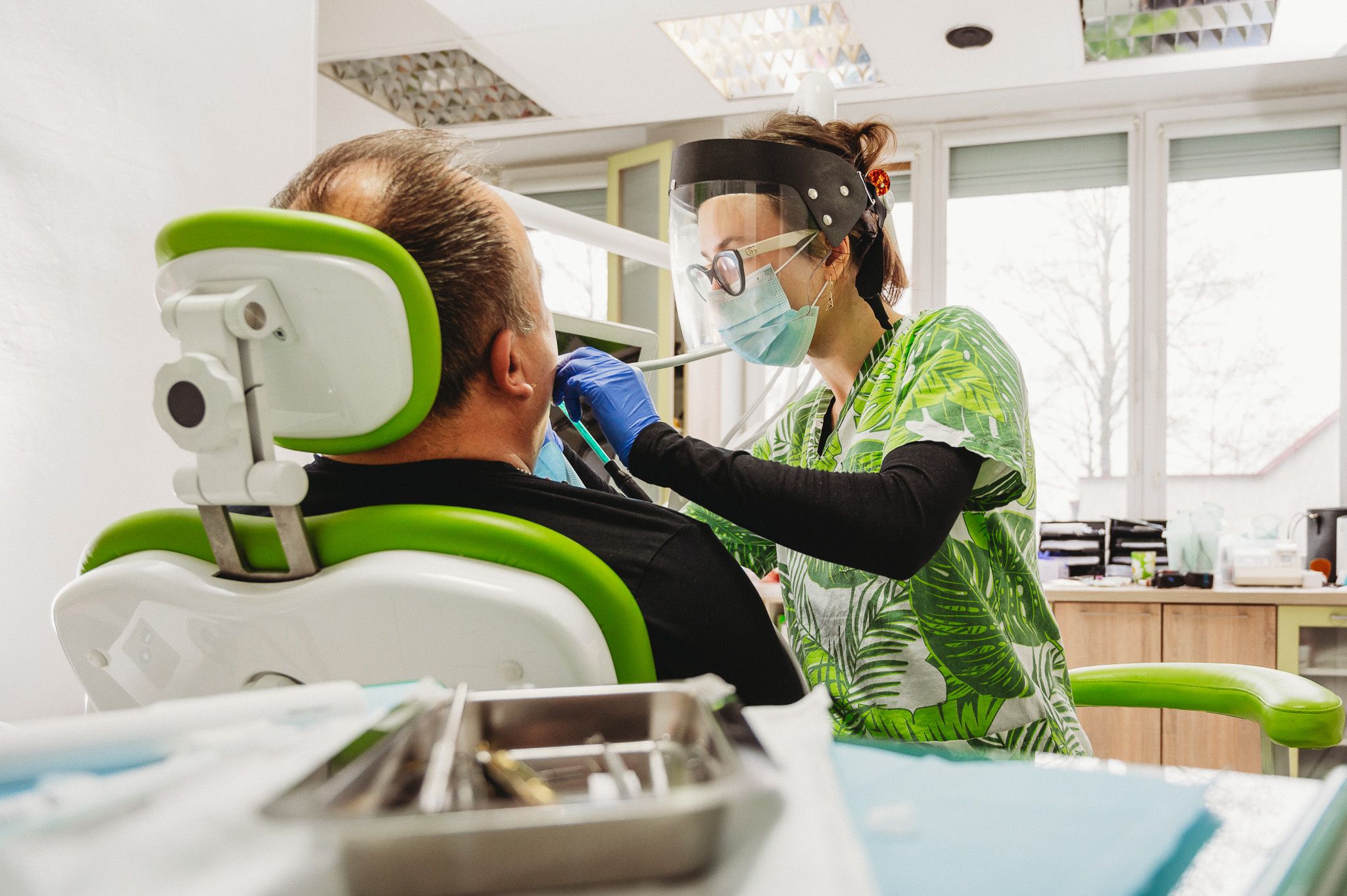 Wybielanie zębów – dlaczego warto zadbać o biały i promienny uśmiech?