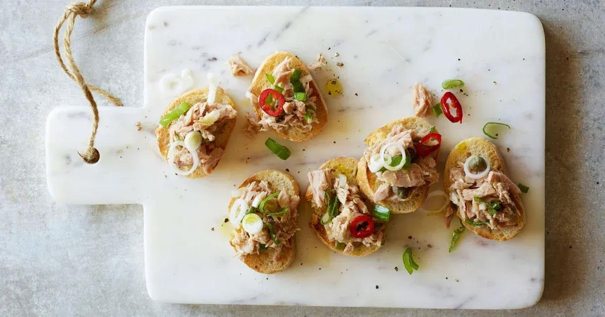 Crostini de luxe au thon et pickles