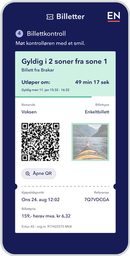 Illustrasjon av slik det ser ut i appen når man viser billetten til kontroll. På en grønn bakgrunn står "Gyldig i 2 soner fra sone. Billett fra Brakar". Videre vises utløpstid og gyldighetsperiode. Under det grønne feltet er et større felt med hvit bakgrunn. Her vises passasjerkategori (voksen) og billettype (enkel). To kvadratiske bokser, til venstre en QR-kode, til høyre et kontrollbilde (kayakk i en fjord). Nederst på billettemnet står kjøpstidspunkt, pris og referansenummer. Øverst i illustrasjonen er teksten: 4. Billettkontroll. Møt kontrolløren med et smil"