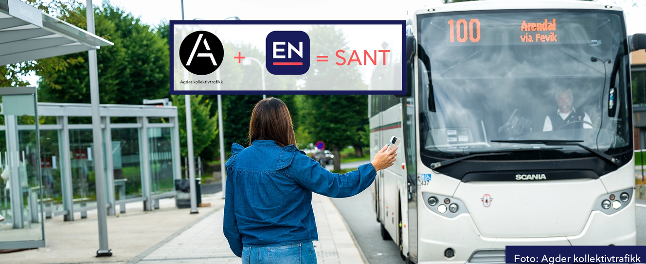 En dame rekker ut hånden for å stoppe en buss fra AKT på en holdeplass. Hun står med ryggen mot kamera. Grafikk på bildet sier "Agder kollektivtrafikk (logo) + Entur (app-logo) = sant.