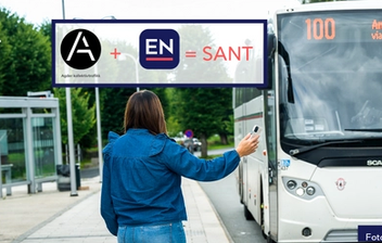 En dame rekker ut hånden for å stoppe en buss fra AKT på en holdeplass. Hun står med ryggen mot kamera. Grafikk på bildet sier "Agder kollektivtrafikk (logo) + Entur (app-logo) = sant.