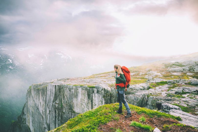 Bilde av en turgåer som skuer utover et vakkert fjellandskap