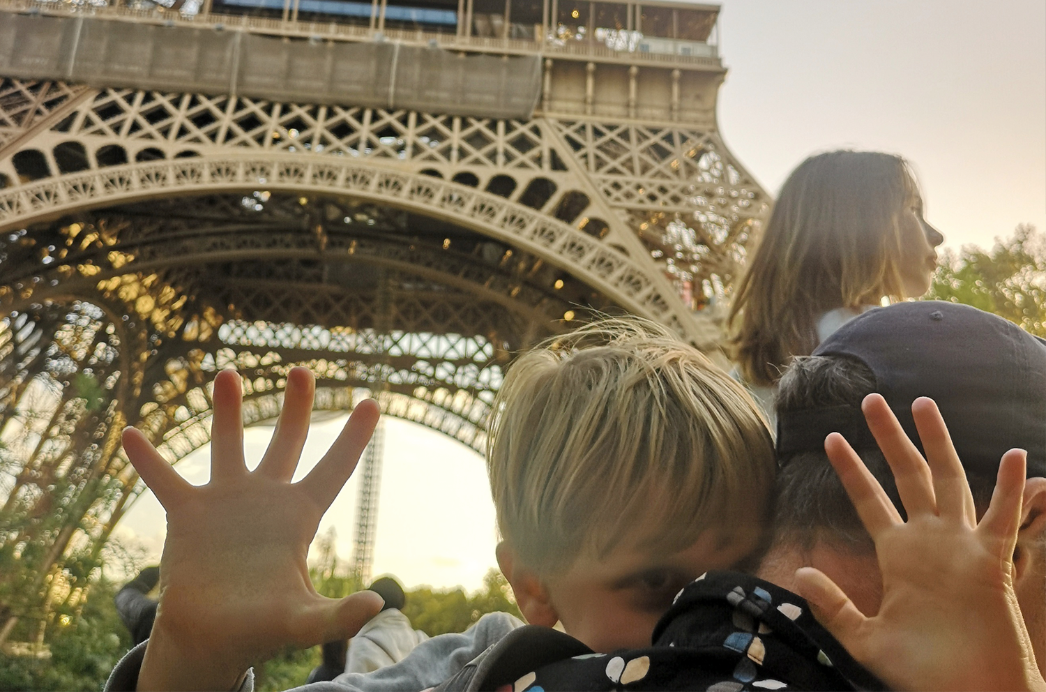 Sønnen som bæres av faren i forgrunnen og Eiffeltårnet i bakgrunnen