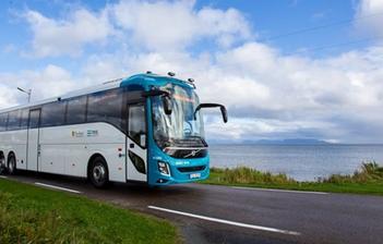 Nå er enkeltbilletter til bussturer med REIS Nordland tilgjengelig i Entur-appen. Foto: Thor Wiggo Skille / Nordland fylkeskommune