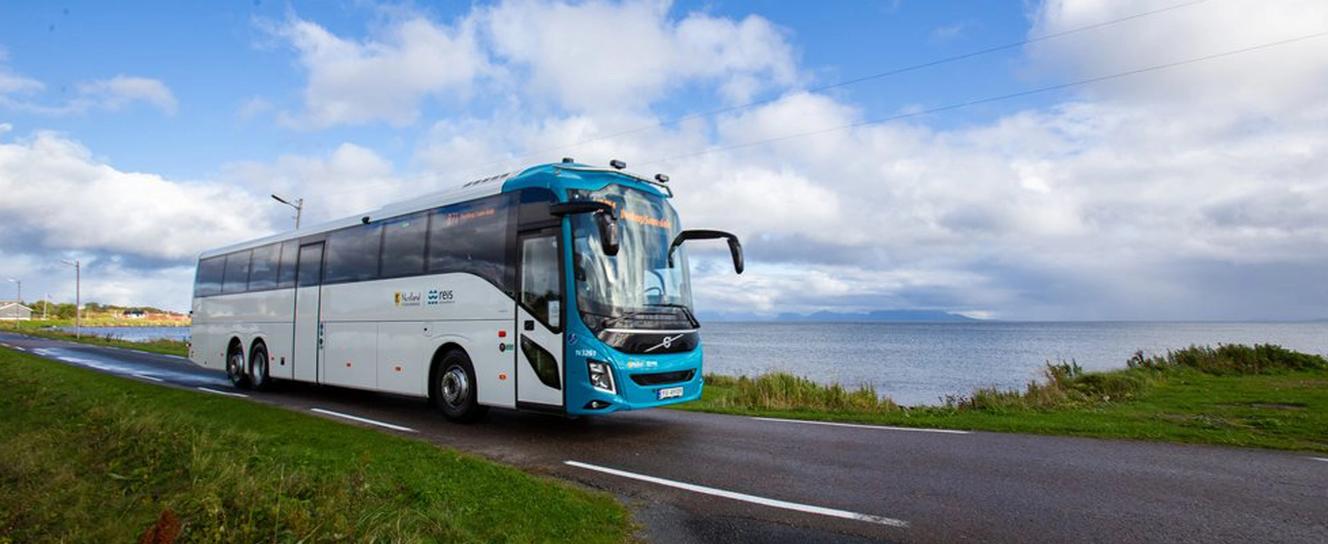 Nå er enkeltbilletter til bussturer med REIS Nordland tilgjengelig i Entur-appen. Foto: Thor Wiggo Skille / Nordland fylkeskommune