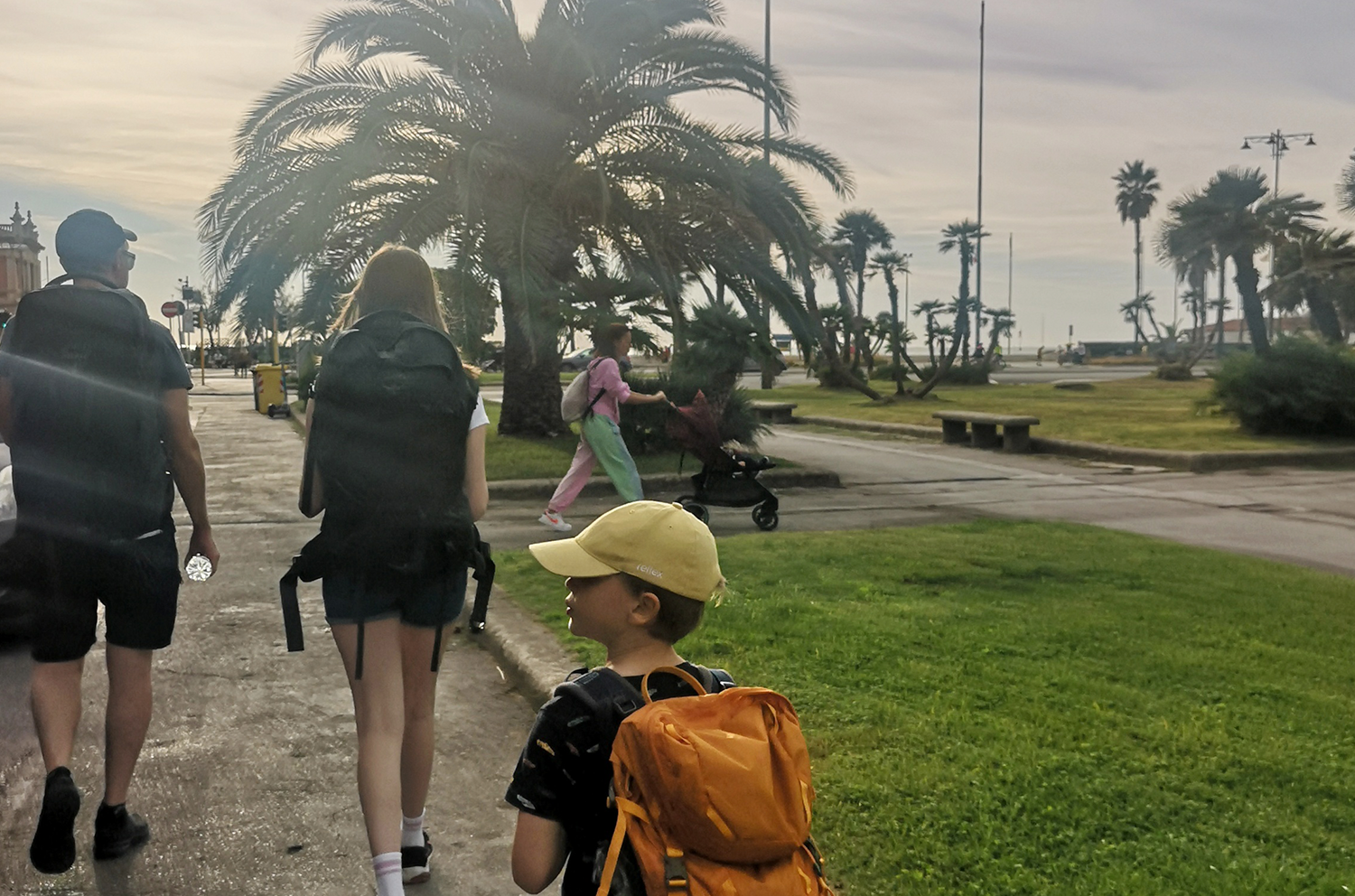 Familien på vandring blandt palmer og solskinn.