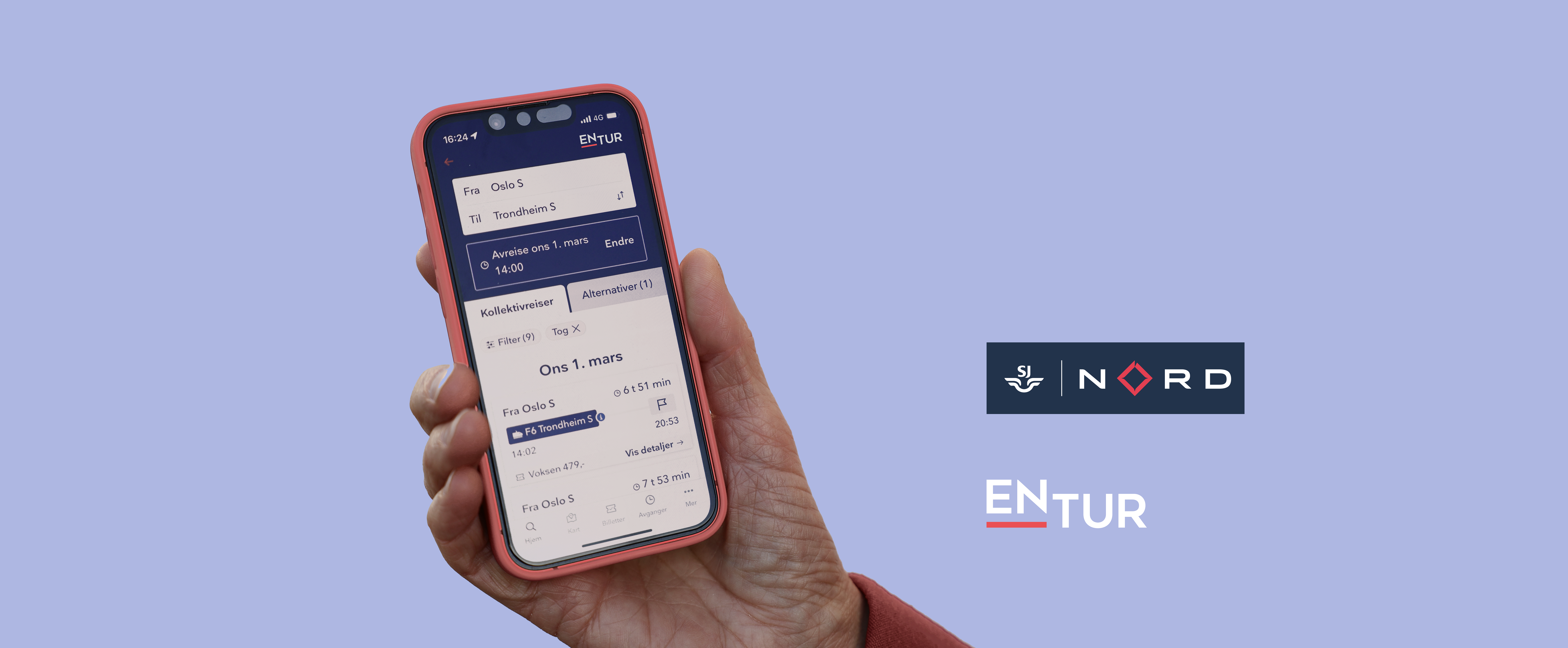 En hånd holder opp en telefon mot en blå bakgrunn. På telefonen er Entur-appen åpen, og viser et reisesøk fra Oslo til Trondheim. Ved siden av hånden er logografikk av SJ NORD og Entur plassert på den blå bakgrunnen