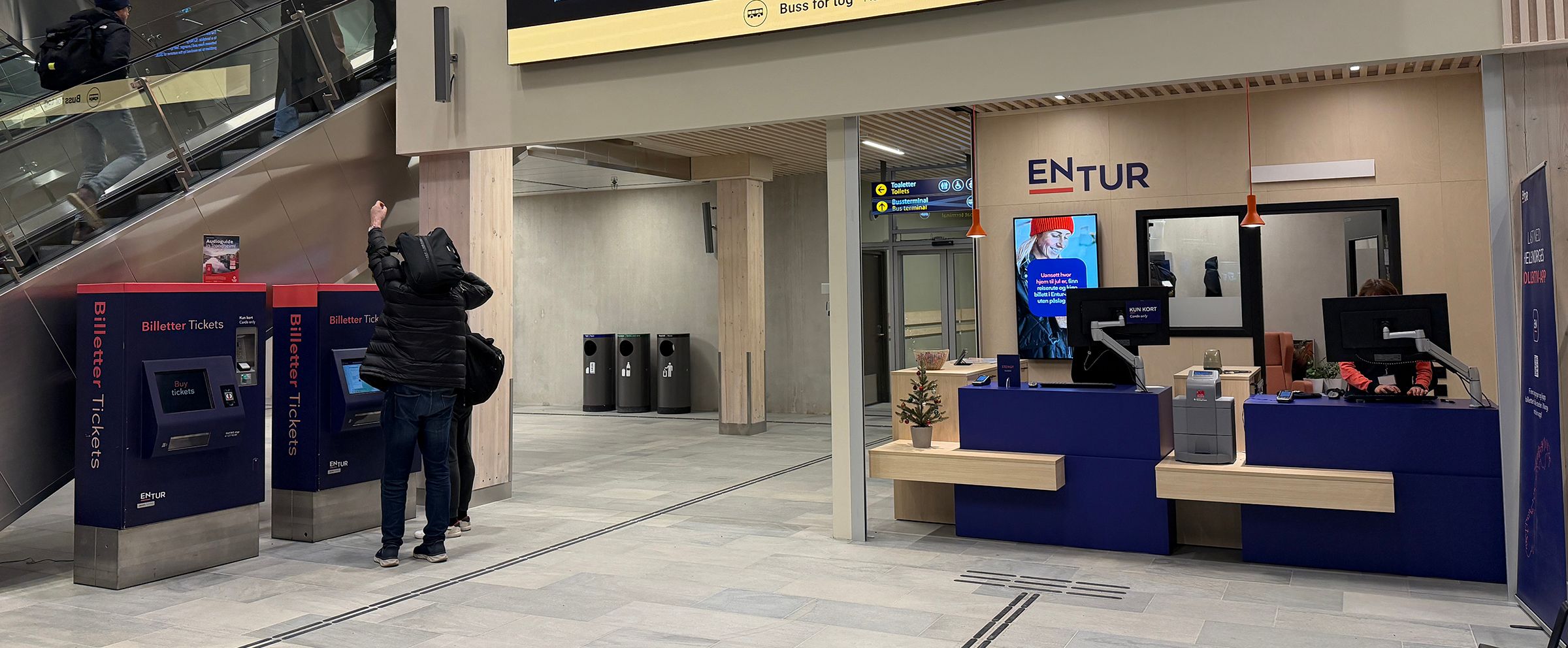 Enturs billettutsalg på nye Trondheim sentralstasjon ligger ved rulletrappen i 1. etasje. 