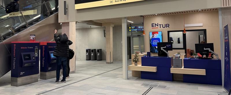 Enturs billettutsalg på nye Trondheim sentralstasjon ligger ved rulletrappen i 1. etasje.