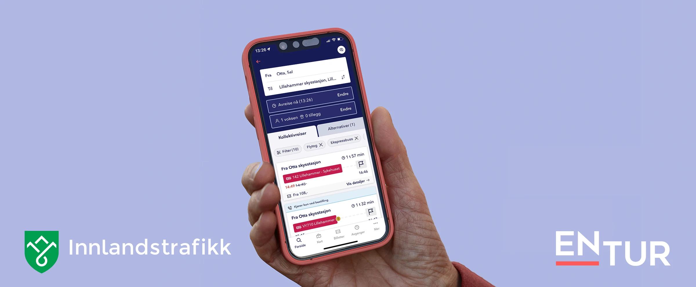 Bilde av en hånd som holder en telefon med Entur-appen åpen. Appen viser et reiseforslag på reise fra Otta til Lillehammer. Logoene til Innlandstrafikk og Entur står ved siden av hånden