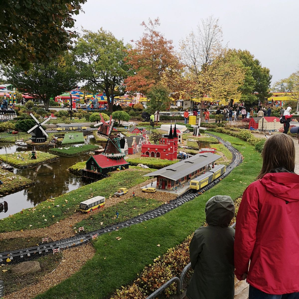 Datter og sønn foran et miniatyr-tog i Lego-land.