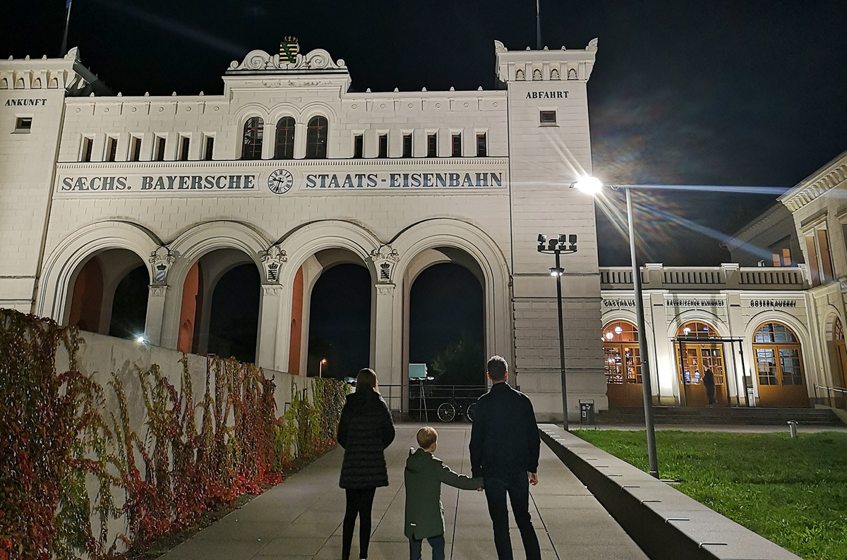 Familien forran en stor togstasjon