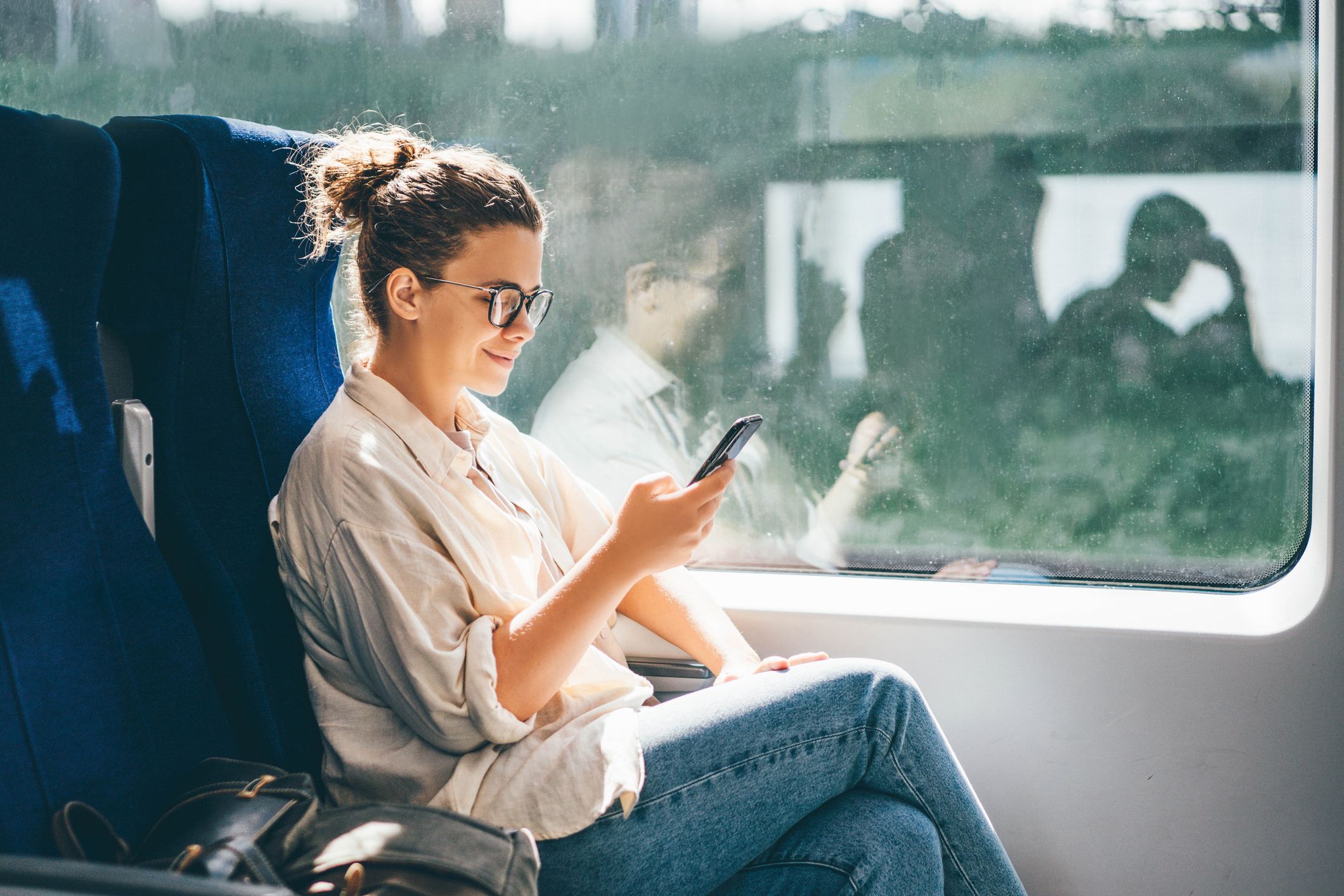Nå får togreisende som skriver e-post til Enturs kundeservice raskere svar. Illustrasjonsfoto: Maria Korneeva, Stock Photos