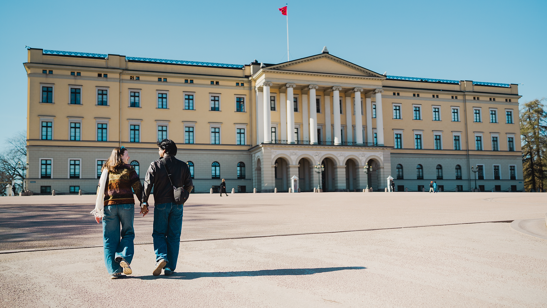 Par foran det kongelige slott i Oslo