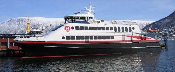 En hurtigbåt ligger ved kai.