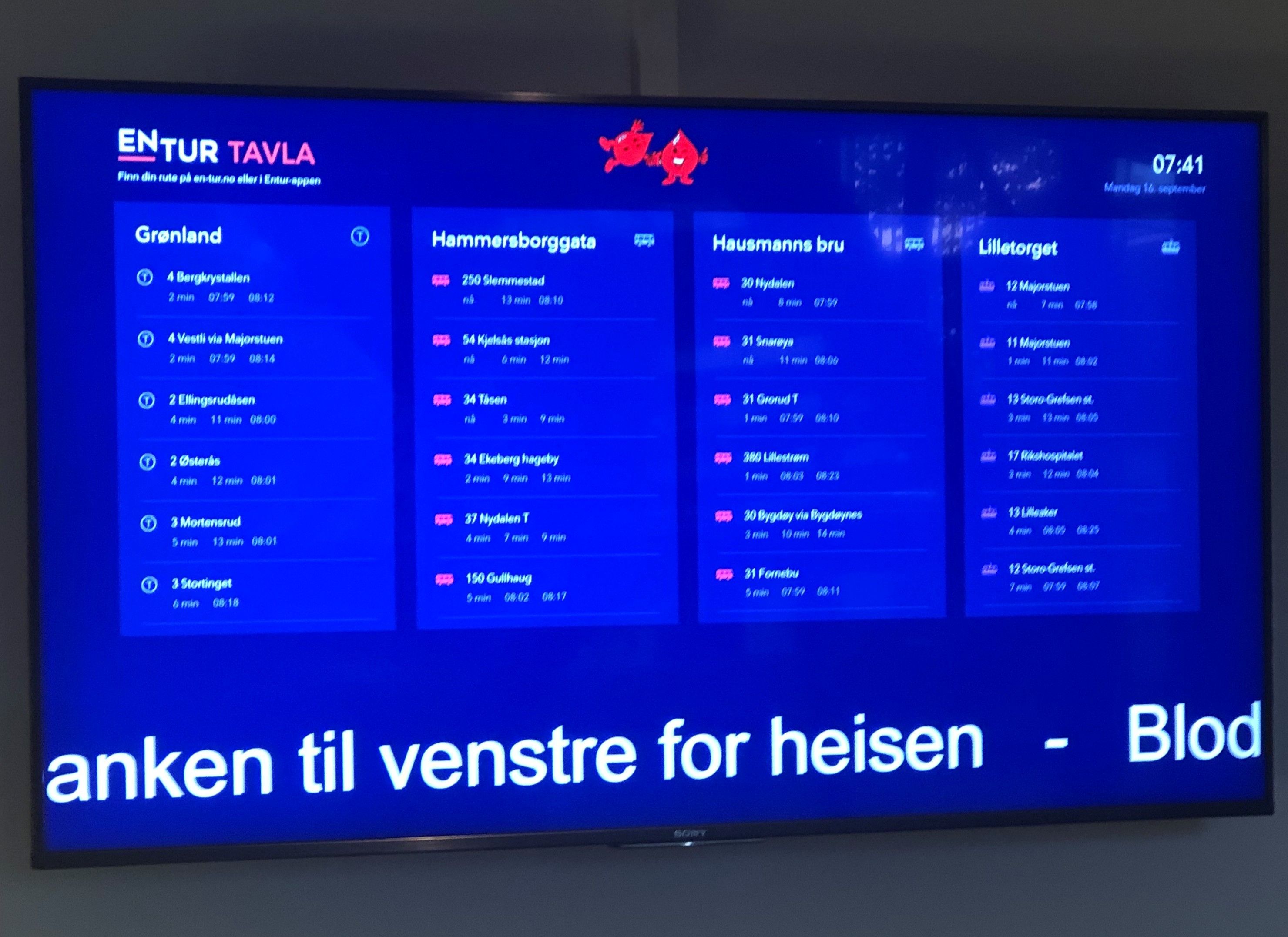 Bilde av en digital tavle kalt Tavla som viser avganger fra ulike stoppesteder.