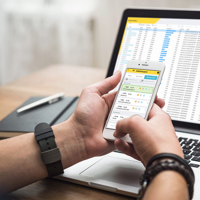 Person using Solwr's management software while working in a warehouse
