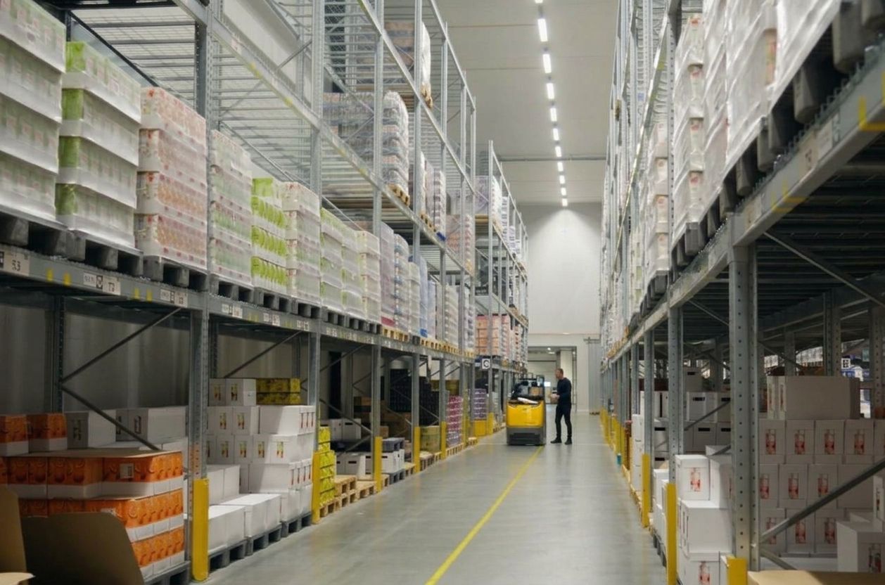 Manual picker in a local warehouse