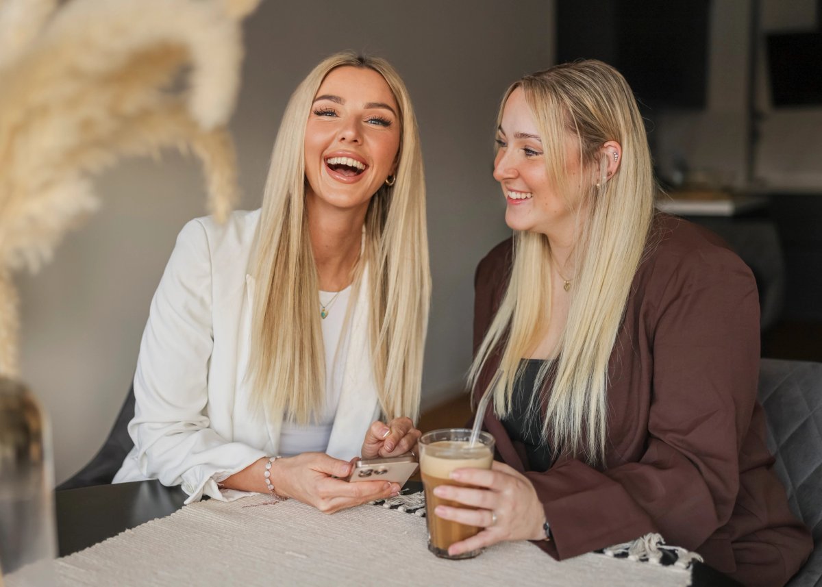 Zwei Business Frauen in Büro Situation in Stuttgart Backnang