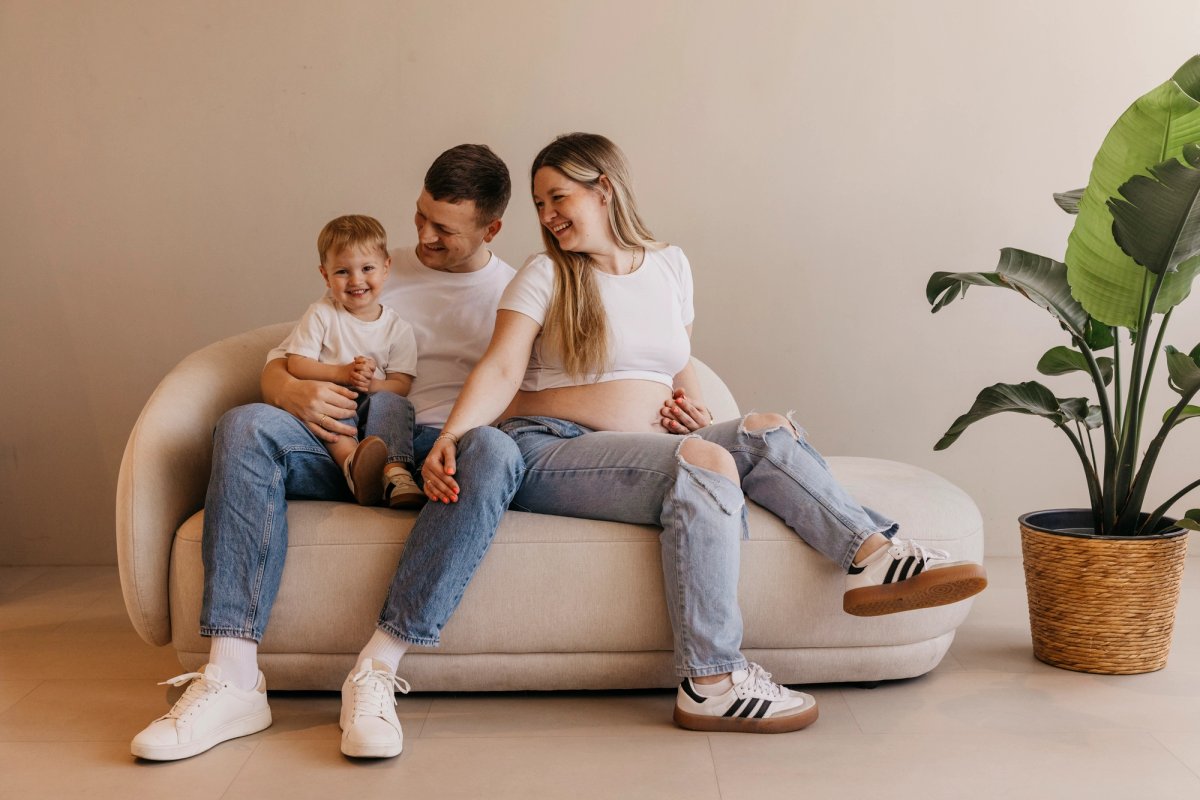 Familienshooting zu Dritt in hellem Fotostudio Tageslicht