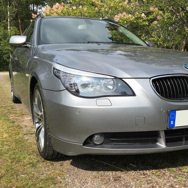 Strålkastare på bil(Dag)