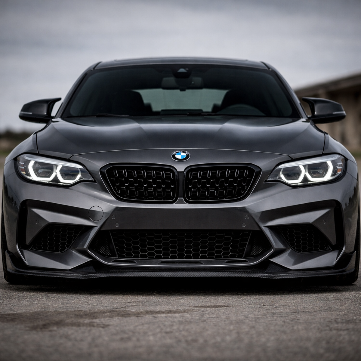 BMW med uppgraderad grill som ger fronten ett bredare, mer kraftfull look
