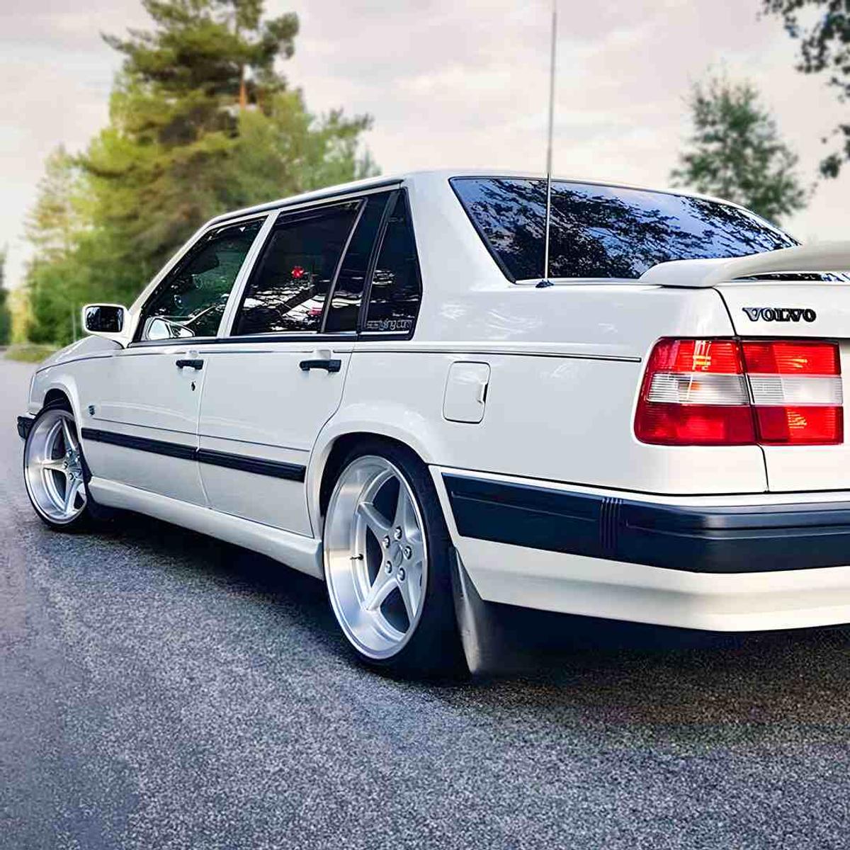 Vit volvo med styling vinge