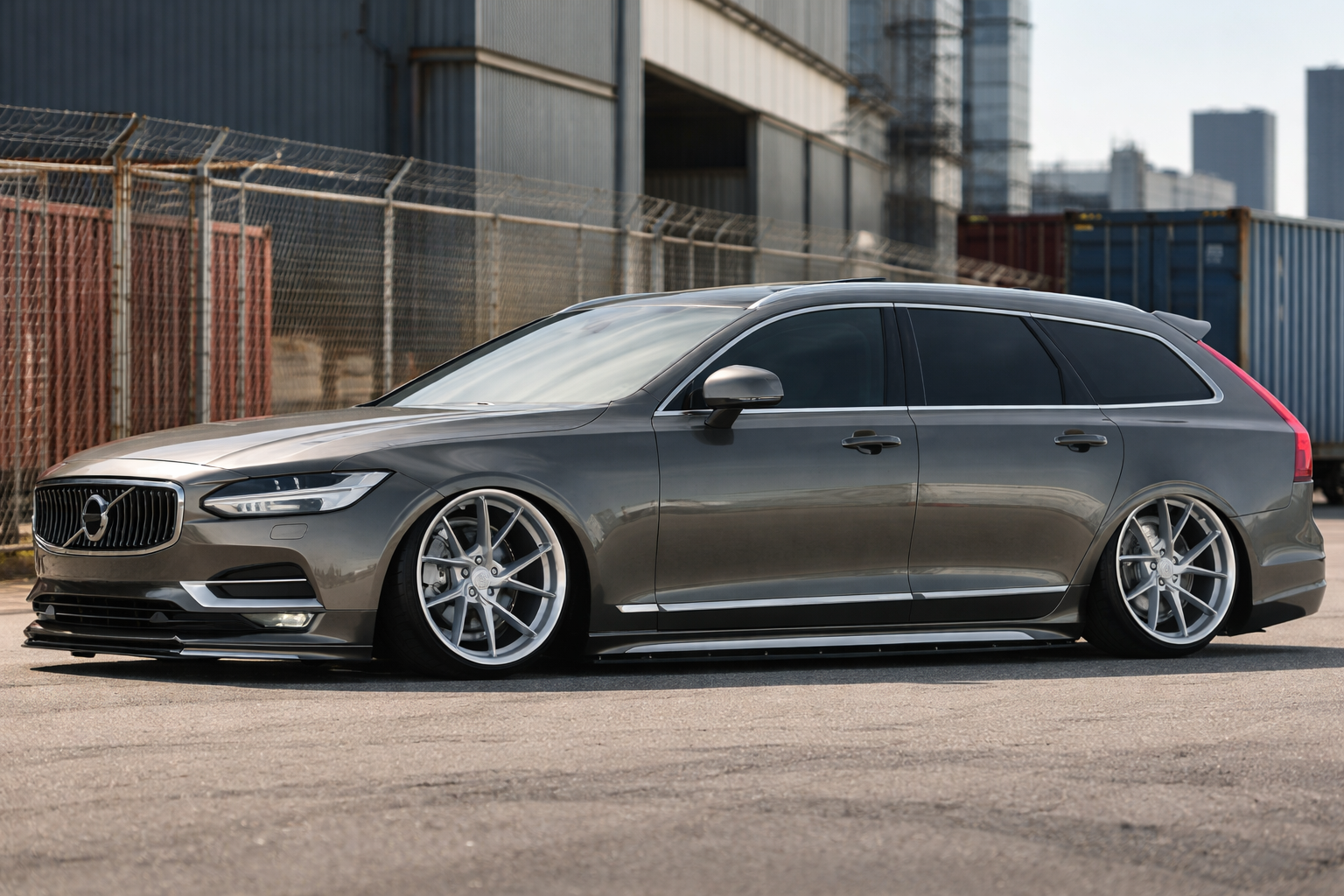 Volvo V90 med IMAZ fälgar i silver med sänkt stance i industrimiljö