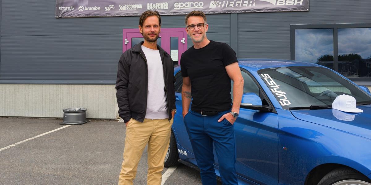 bild på 2 killar och en blå bil