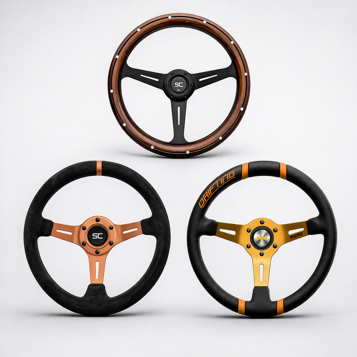 sportrattar i trä, mocka och läderdesign som ger bilen en mer personlig och körfokuserad interiör.