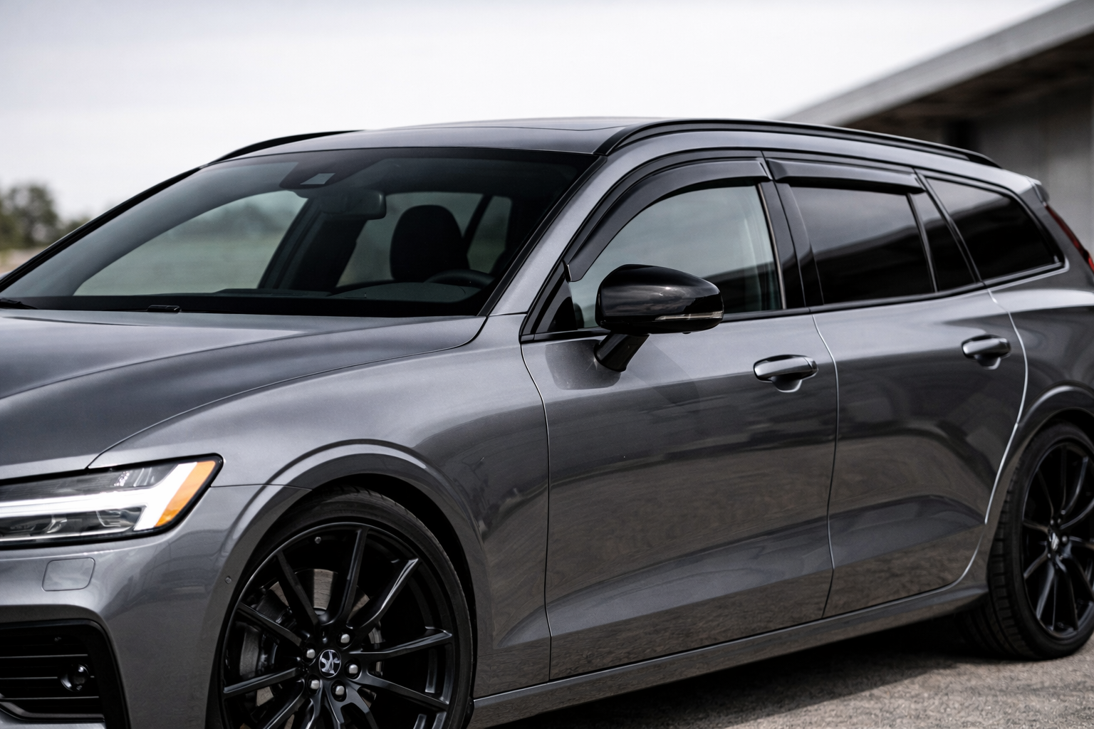 Volvo V60 med monterade vindavvisare som lyfter sidolinjen och ger bilen ett mer sportigt uttryck.