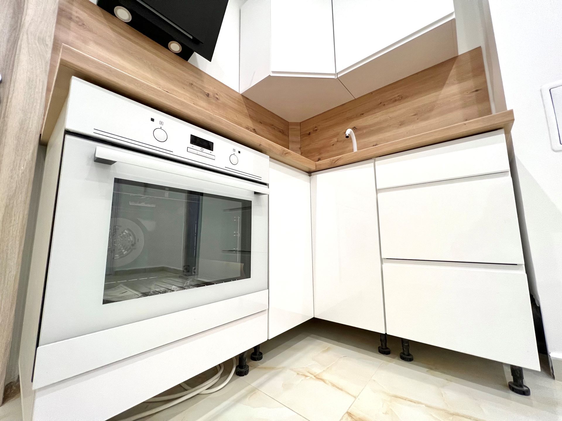 magasfényű fehér konyhabútor garanciális konyhai gépekkel 