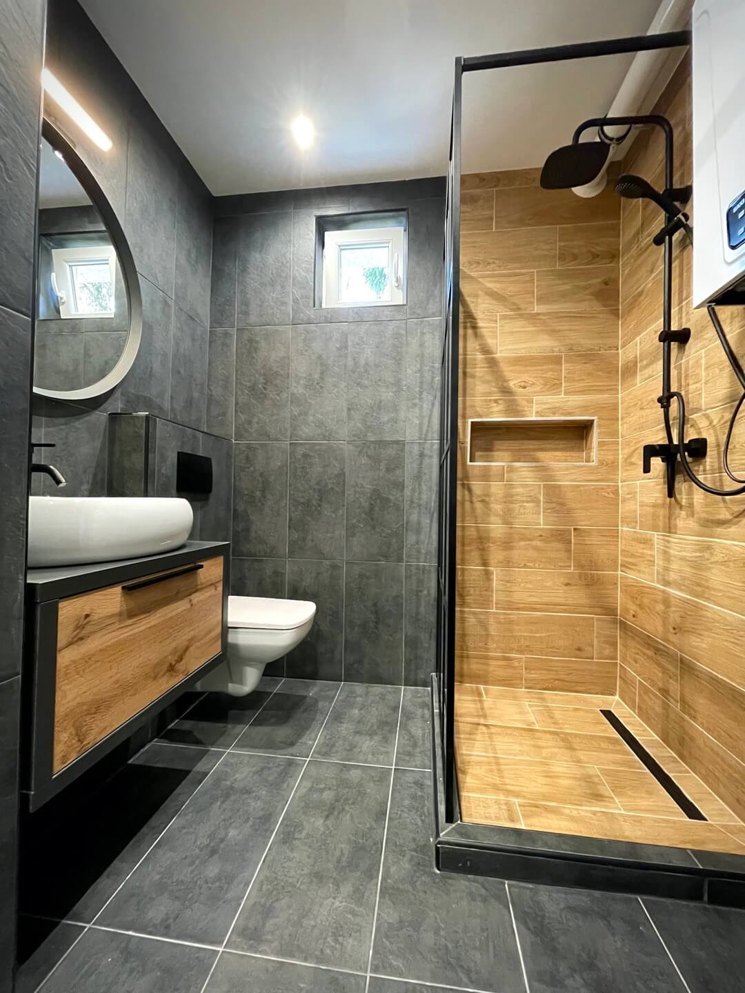 Szolnokon eladó felújított Bányai Kornél utcai lakás fürdőszobája