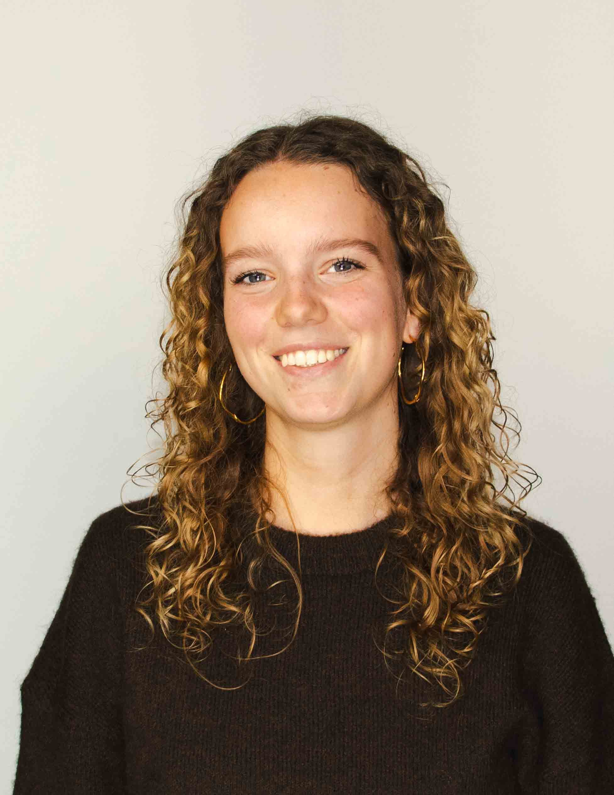 Portretfoto van Fay Hillenaar, communicatieprofessional