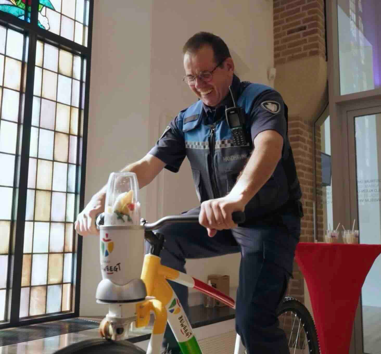 Handhaving medewerker op een smoothiefiets.
