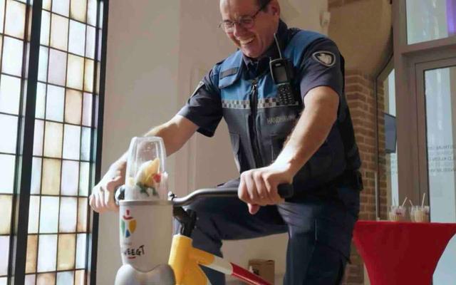Handhaving medewerker op een smoothiefiets.