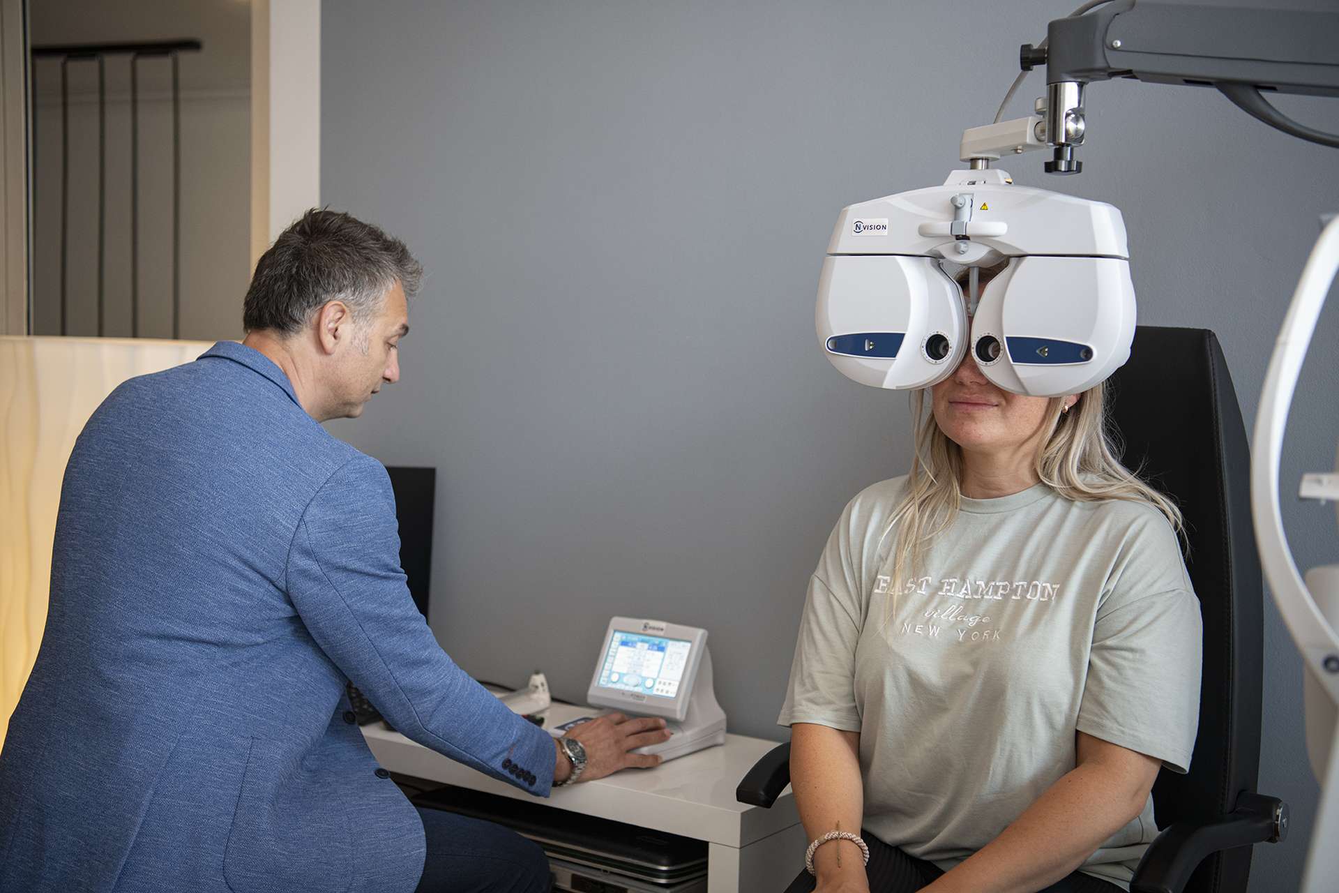 Een opticien die de tijd neemt